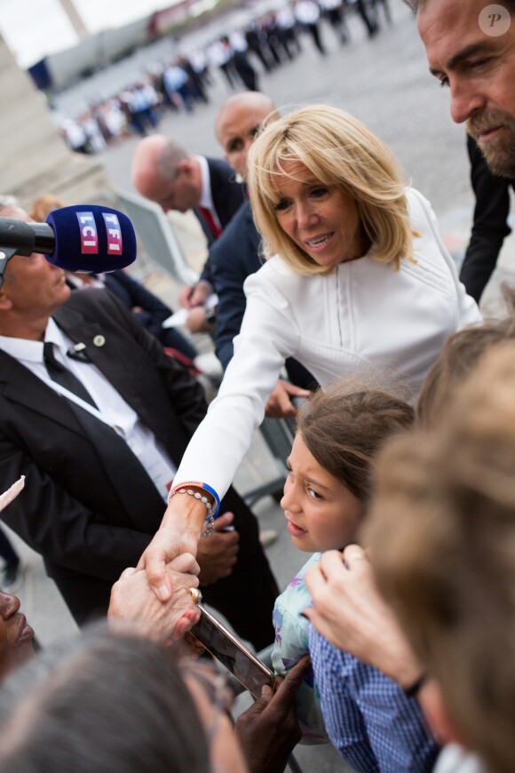 La Première dame Brigitte Macron va saluer la foule à la fin du 139ème défilé militaire du 14 juillet, jour de Fête Nationale, sur les Champs-Elysées. Paris, le 14 juillet 2019. Raphael Lafargue/Pool/Bestimage