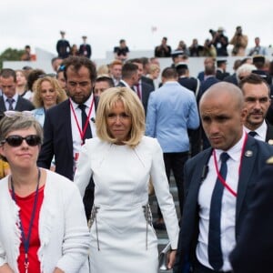 La Première dame Brigitte Macron va saluer la foule à la fin du 139ème défilé militaire du 14 juillet, jour de Fête Nationale, sur les Champs-Elysées. Paris, le 14 juillet 2019. Raphael Lafargue/Pool/Bestimage