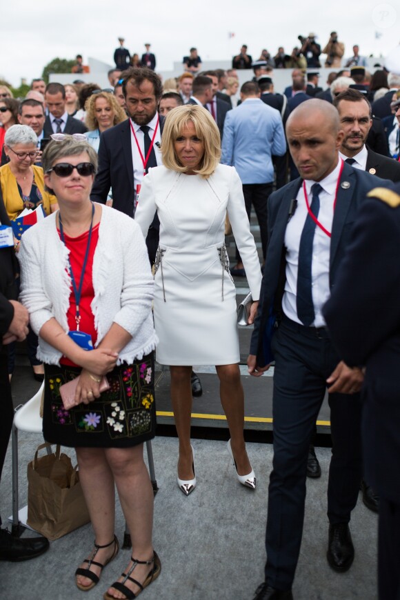 La Première dame Brigitte Macron va saluer la foule à la fin du 139ème défilé militaire du 14 juillet, jour de Fête Nationale, sur les Champs-Elysées. Paris, le 14 juillet 2019. Raphael Lafargue/Pool/Bestimage