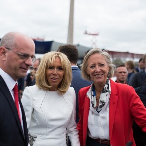 La Première dame Brigitte Macron, Jean-Michel Blanquer, ministre de l'Education Nationale, et Sophie Cluzel, secrétaire d'Etat auprès du Premier ministre, chargée des Personnes handicapées, vont saluer la foule à la fin du 139ème défilé militaire du 14 juillet, jour de Fête Nationale, sur les Champs-Elysées. Paris, le 14 juillet 2019. Raphael Lafargue/Pool/Bestimage