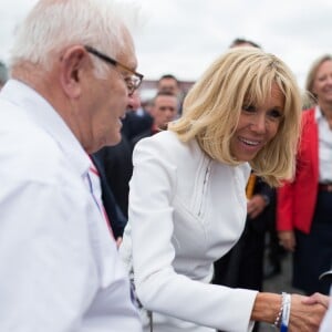 La Première dame Brigitte Macron va saluer la foule à la fin du 139ème défilé militaire du 14 juillet, jour de Fête Nationale, sur les Champs-Elysées. Paris, le 14 juillet 2019. Raphael Lafargue/Pool/Bestimage