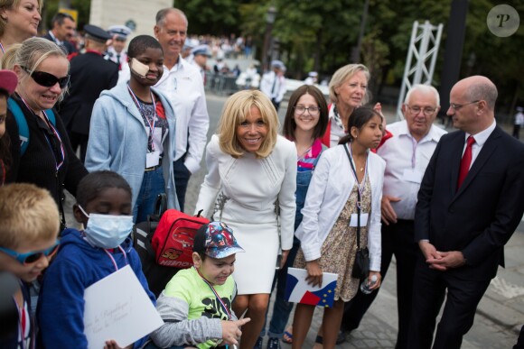 La Première dame Brigitte Macron, Jean-Michel Blanquer, ministre de l'Education Nationale, et Sophie Cluzel, secrétaire d'Etat auprès du Premier ministre, chargée des Personnes handicapées, vont saluer la foule à la fin du 139ème défilé militaire du 14 juillet, jour de Fête Nationale, sur les Champs-Elysées. Paris, le 14 juillet 2019. Raphael Lafargue/Pool/Bestimage