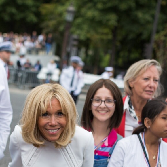 La Première dame Brigitte Macron, Jean-Michel Blanquer, ministre de l'Education Nationale, et Sophie Cluzel, secrétaire d'Etat auprès du Premier ministre, chargée des Personnes handicapées, vont saluer la foule à la fin du 139ème défilé militaire du 14 juillet, jour de Fête Nationale, sur les Champs-Elysées. Paris, le 14 juillet 2019. Raphael Lafargue/Pool/Bestimage