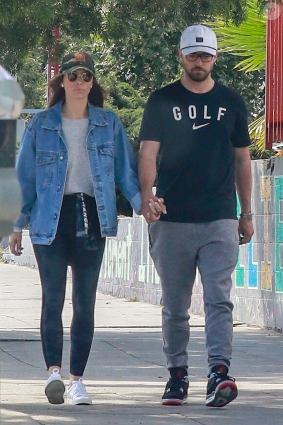 Exclusif - Justin Timberlake et sa femme Jessica Biel se baladent main dans la main après avoir déjeuné en amoureux dans les rues de Los Feliz à Los Angeles, le 20 mai 2019