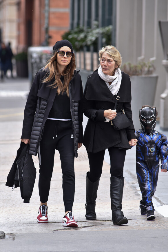 Jessica Biel et sa mère Kimberly Biel accompagnent son fils Silas Randall Timberlake déguisé en super héros à l'école. New York, le 12 avril 2019.