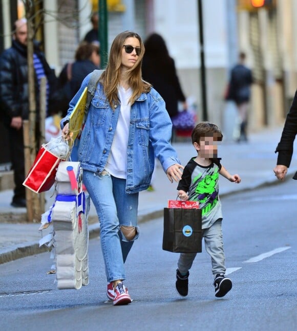 Exclusif - Jessica Biel à la sortie de l'école avec son fils Silas Randall Timberlake à New York le 11 avril 2019. 