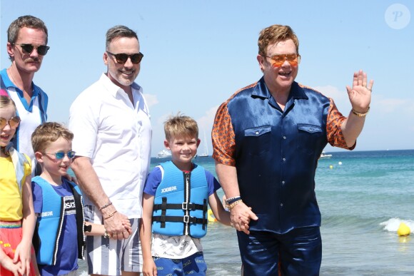 Elton John, son mari David Furnish et leurs fils Elijah et Zachary sont arrivés, avec leurs amis Neil Patrick Harris, son mari David Burtka et leurs enfants Harper et Gideon, au Club 55 à Saint-Tropez. Le 2 août 2019 © Luc Boutria / Nice Matin / Bestimage