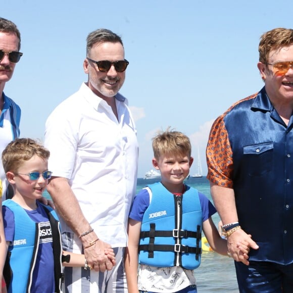 Elton John, son mari David Furnish et leurs fils Elijah et Zachary sont arrivés, avec leurs amis Neil Patrick Harris, son mari David Burtka et leurs enfants Harper et Gideon, au Club 55 à Saint-Tropez. Le 2 août 2019 © Luc Boutria / Nice Matin / Bestimage