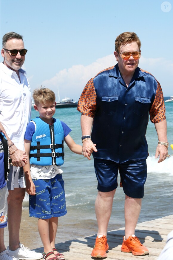 Elton John, son mari David Furnish et leurs fils Elijah et Zachary sont arrivés, avec leurs amis Neil Patrick Harris, son mari David Burtka et leurs enfants Harper et Gideon, au Club 55 à Saint-Tropez. Le 2 août 2019 © Luc Boutria / Nice Matin / Bestimage