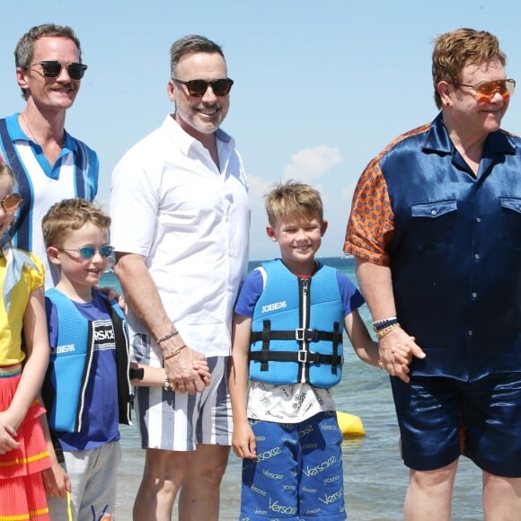 Elton John, son mari David Furnish et leurs fils Elijah et Zachary sont arrivés, avec leurs amis Neil Patrick Harris, son mari David Burtka et leurs enfants Harper et Gideon, au Club 55 à Saint-Tropez. Le 2 août 2019 © Luc Boutria / Nice Matin / Bestimage