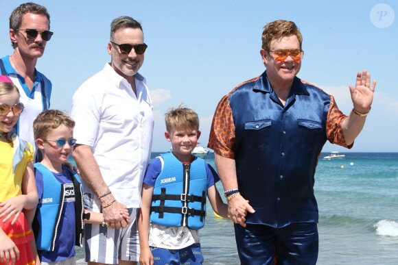 Elton John, son mari David Furnish et leurs fils Elijah et Zachary sont arrivés, avec leurs amis Neil Patrick Harris, son mari David Burtka et leurs enfants Harper et Gideon, au Club 55 à Saint-Tropez. Le 2 août 2019 © Luc Boutria / Nice Matin / Bestimage