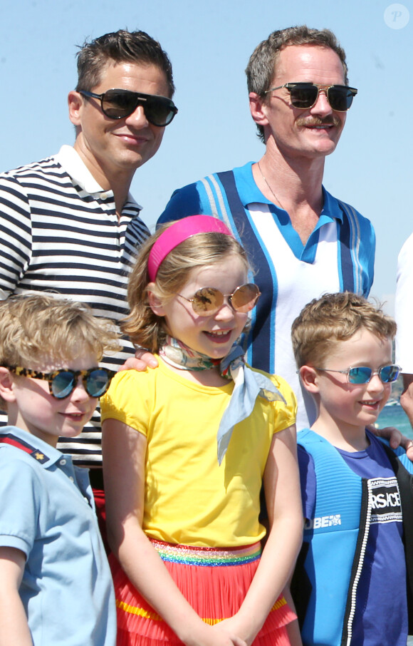 Elton John, son mari David Furnish et leurs fils Elijah et Zachary sont arrivés, avec leurs amis Neil Patrick Harris, son mari David Burtka et leurs enfants Harper et Gideon, au Club 55 à Saint-Tropez. Le 2 août 2019 © Luc Boutria / Nice Matin / Bestimage