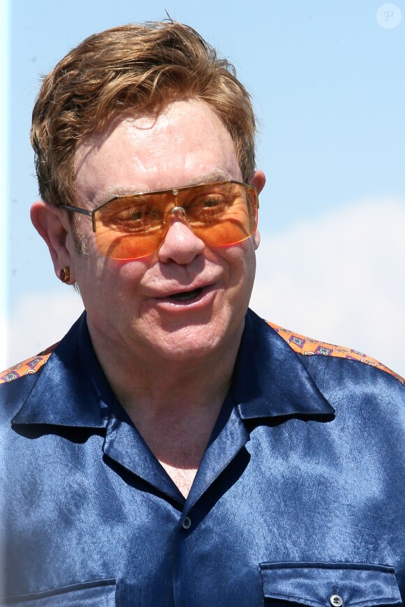 Elton John, son mari David Furnish et leurs fils Elijah et Zachary sont arrivés, avec leurs amis Neil Patrick Harris, son mari David Burtka et leurs enfants Harper et Gideon, au Club 55 à Saint-Tropez. Le 2 août 2019 © Luc Boutria / Nice Matin / Bestimage