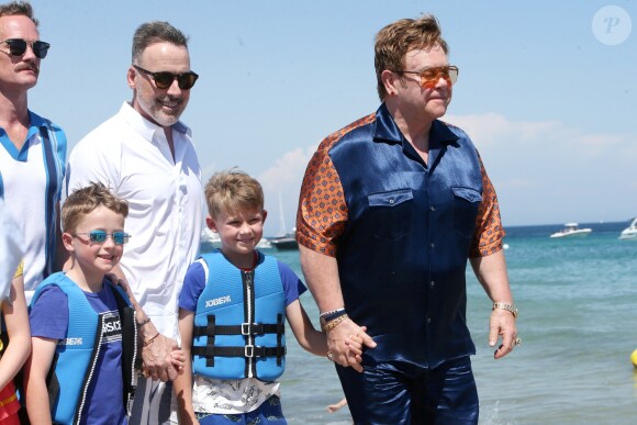 Elton John, son mari David Furnish et leurs fils Elijah et Zachary sont arrivés, avec leurs amis Neil Patrick Harris, son mari David Burtka et leurs enfants Harper et Gideon, au Club 55 à Saint-Tropez. Le 2 août 2019 © Luc Boutria / Nice Matin / Bestimage