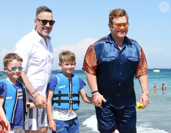 Elton John, son mari David Furnish et leurs fils Elijah et Zachary sont arrivés, avec leurs amis Neil Patrick Harris, son mari David Burtka et leurs enfants Harper et Gideon, au Club 55 à Saint-Tropez. Le 2 août 2019 © Luc Boutria / Nice Matin / Bestimage
