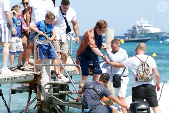 Elton John, son mari David Furnish et leurs fils Elijah et Zachary sont arrivés, avec leurs amis Neil Patrick Harris, son mari David Burtka et leurs enfants Harper et Gideon, au Club 55 à Saint-Tropez. Le 2 août 2019 © Luc Boutria / Nice Matin / Bestimage