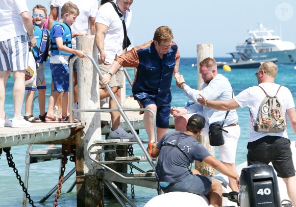 Elton John, son mari David Furnish et leurs fils Elijah et Zachary sont arrivés, avec leurs amis Neil Patrick Harris, son mari David Burtka et leurs enfants Harper et Gideon, au Club 55 à Saint-Tropez. Le 2 août 2019 © Luc Boutria / Nice Matin / Bestimage