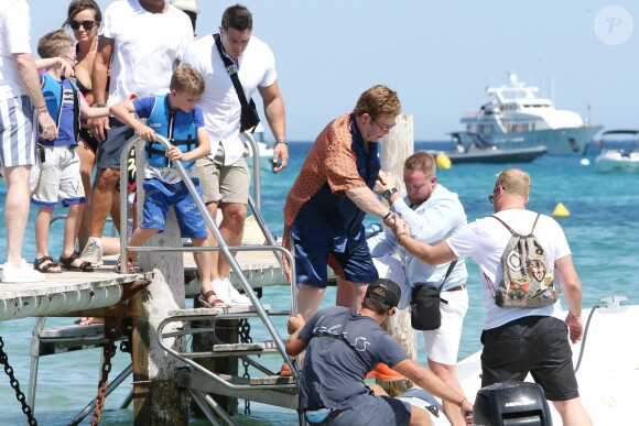 Elton John, son mari David Furnish et leurs fils Elijah et Zachary sont arrivés, avec leurs amis Neil Patrick Harris, son mari David Burtka et leurs enfants Harper et Gideon, au Club 55 à Saint-Tropez. Le 2 août 2019 © Luc Boutria / Nice Matin / Bestimage