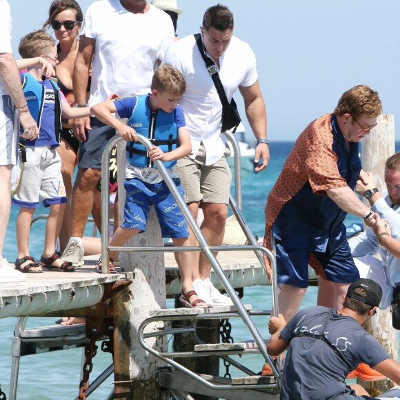 Elton John, son mari David Furnish et leurs fils Elijah et Zachary sont arrivés, avec leurs amis Neil Patrick Harris, son mari David Burtka et leurs enfants Harper et Gideon, au Club 55 à Saint-Tropez. Le 2 août 2019 © Luc Boutria / Nice Matin / Bestimage