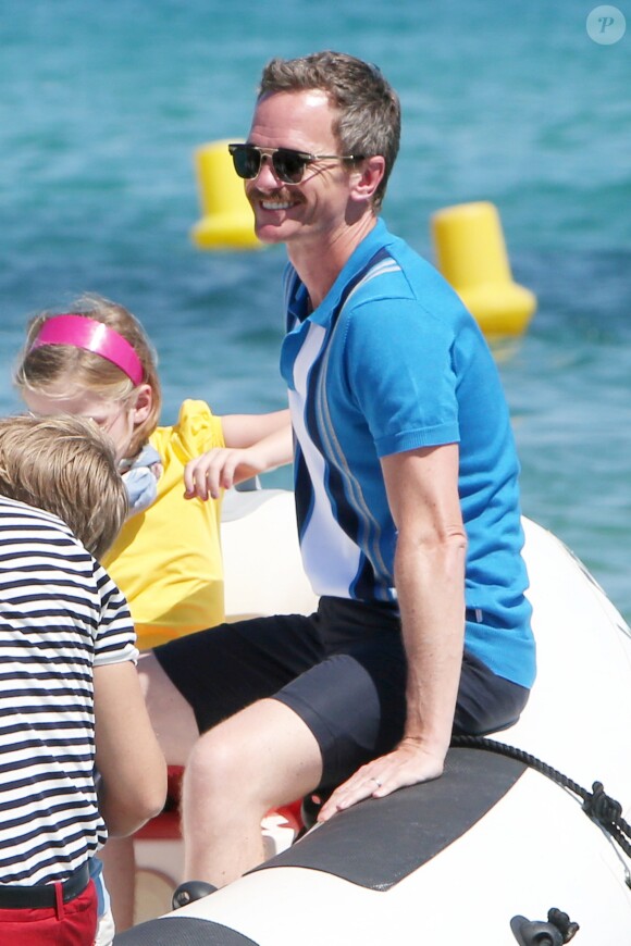 Elton John, son mari David Furnish et leurs fils Elijah et Zachary sont arrivés, avec leurs amis Neil Patrick Harris, son mari David Burtka et leurs enfants Harper et Gideon, au Club 55 à Saint-Tropez. Le 2 août 2019 © Luc Boutria / Nice Matin / Bestimage