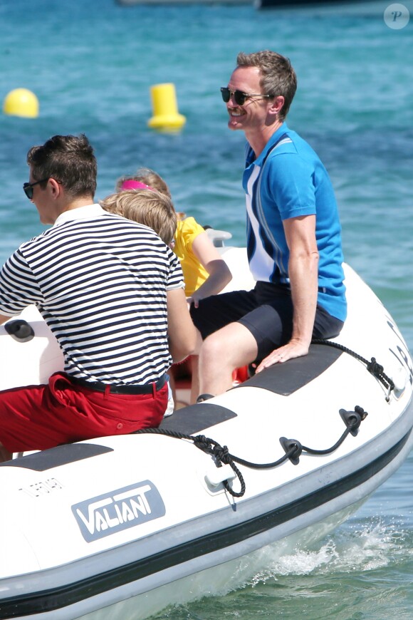 Elton John, son mari David Furnish et leurs fils Elijah et Zachary sont arrivés, avec leurs amis Neil Patrick Harris, son mari David Burtka et leurs enfants Harper et Gideon, au Club 55 à Saint-Tropez. Le 2 août 2019 © Luc Boutria / Nice Matin / Bestimage