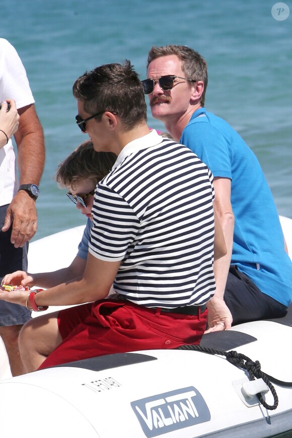 Elton John, son mari David Furnish et leurs fils Elijah et Zachary sont arrivés, avec leurs amis Neil Patrick Harris, son mari David Burtka et leurs enfants Harper et Gideon, au Club 55 à Saint-Tropez. Le 2 août 2019 © Luc Boutria / Nice Matin / Bestimage
