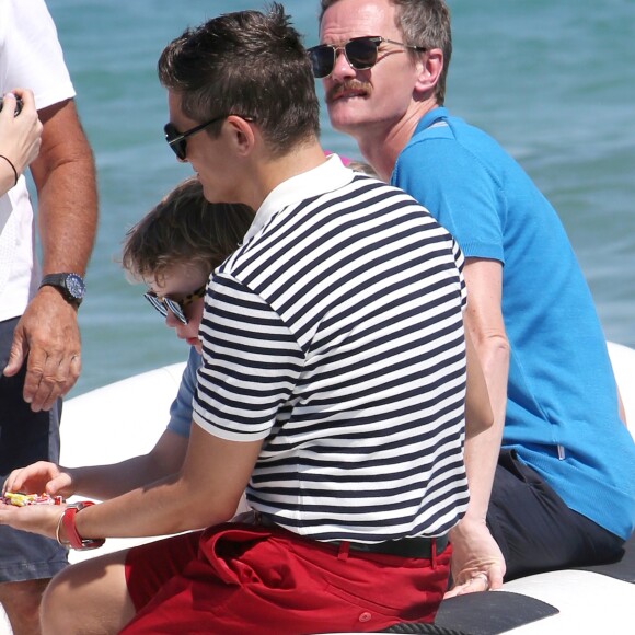 Elton John, son mari David Furnish et leurs fils Elijah et Zachary sont arrivés, avec leurs amis Neil Patrick Harris, son mari David Burtka et leurs enfants Harper et Gideon, au Club 55 à Saint-Tropez. Le 2 août 2019 © Luc Boutria / Nice Matin / Bestimage