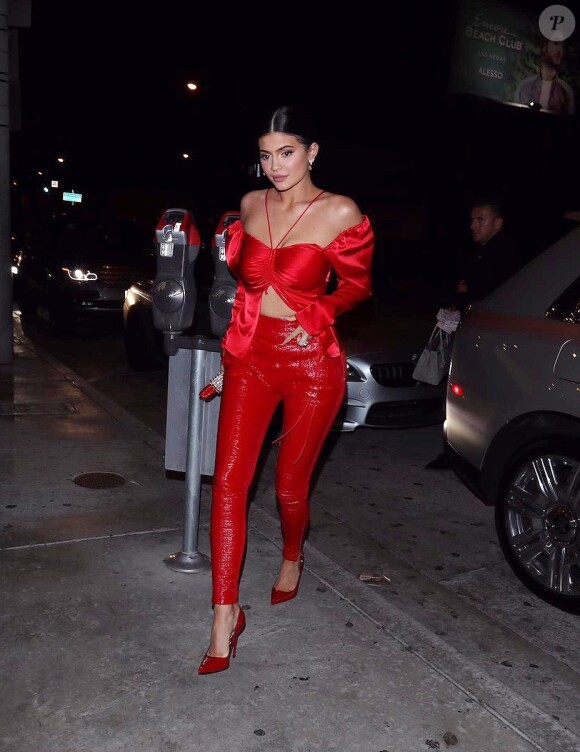 Exclusif - Kylie Jenner, avec un sac à main en forme de rouge à lèvres, arrive au restaurant "Catch" à Los Angeles, le 9 mai 2019.