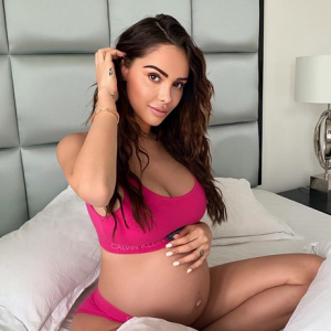 Nabilla Benattia enceinte, pose en sous-vêtements roses. Août 2019.