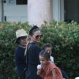 Chrissy Teigen est allée se promener en compagnie de ses enfants Luna, Miles et sa mère Vilailuck Teigen à Malibu à Los Angeles, le 31 juillet 2019