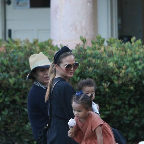 Chrissy Teigen est allée se promener en compagnie de ses enfants Luna, Miles et sa mère Vilailuck Teigen à Malibu à Los Angeles, le 31 juillet 2019