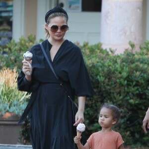 Chrissy Teigen est allée se promener en compagnie de ses enfants Luna, Miles et sa mère Vilailuck Teigen à Malibu à Los Angeles, le 31 juillet 2019