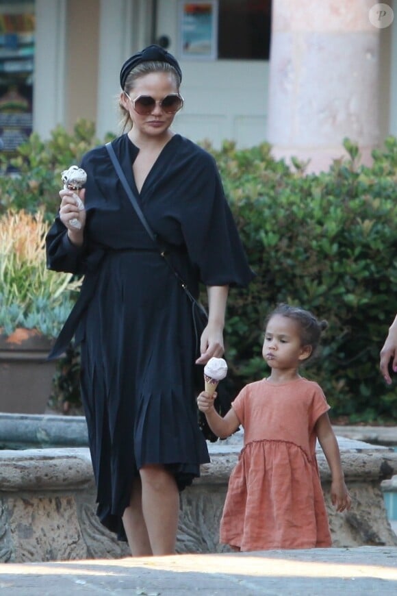 Chrissy Teigen est allée se promener en compagnie de ses enfants Luna, Miles et sa mère Vilailuck Teigen à Malibu à Los Angeles, le 31 juillet 2019