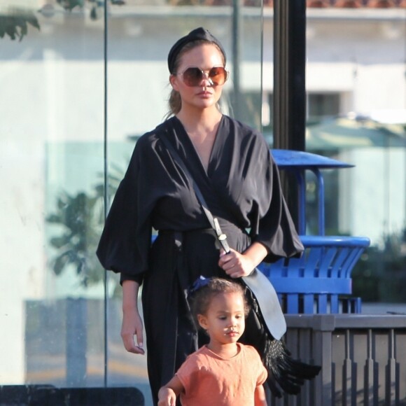 Chrissy Teigen est allée se promener en compagnie de ses enfants Luna, Miles et sa mère Vilailuck Teigen à Malibu à Los Angeles, le 31 juillet 2019