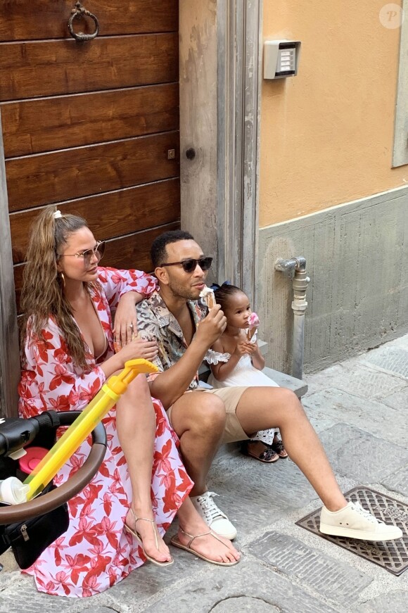 John Legend et Chrissy Teigen en vacances en famille avec leurs enfants à Porto Venere, le 4 juillet 2019. Promenade et dégustation de glaces sont au programme de ce séjour sous le soleil italien. Porto Venere. 4 juillet 2019.