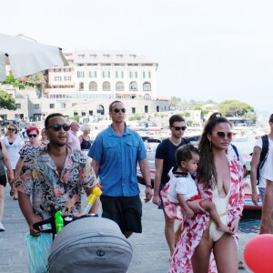 John Legend et Chrissy Teigen en vacances en famille avec leurs enfants à Porto Venere, le 4 juillet 2019. Promenade et dégustation de glaces sont au programme de ce séjour sous le soleil italien. Porto Venere. 4 juillet 2019.