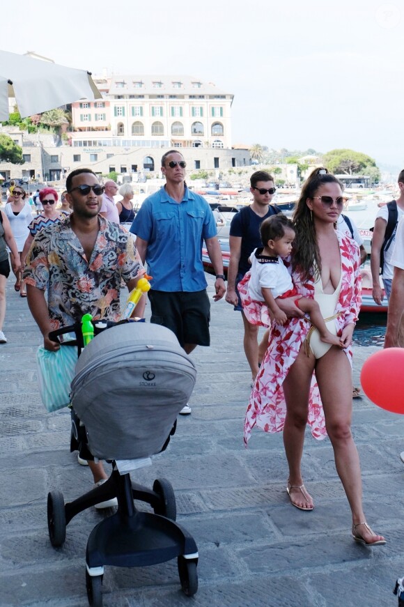 John Legend et Chrissy Teigen en vacances en famille avec leurs enfants à Porto Venere, le 4 juillet 2019. Promenade et dégustation de glaces sont au programme de ce séjour sous le soleil italien. Porto Venere. 4 juillet 2019.