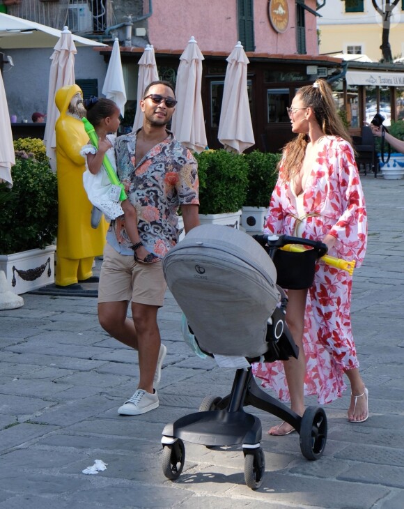 John Legend et Chrissy Teigen en vacances en famille avec leurs enfants à Porto Venere, le 4 juillet 2019. Promenade et dégustation de glaces sont au programme de ce séjour sous le soleil italien. Porto Venere. 4 juillet 2019.