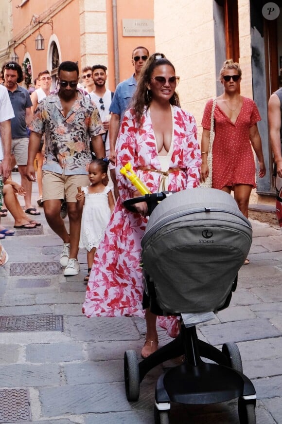 John Legend et Chrissy Teigen en vacances en famille avec leurs enfants à Porto Venere, le 4 juillet 2019. Promenade et dégustation de glaces sont au programme de ce séjour sous le soleil italien. Porto Venere. 4 juillet 2019.