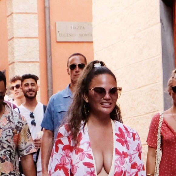 John Legend et Chrissy Teigen en vacances en famille avec leurs enfants à Porto Venere, le 4 juillet 2019. Promenade et dégustation de glaces sont au programme de ce séjour sous le soleil italien. Porto Venere. 4 juillet 2019.