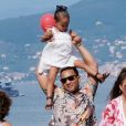 John Legend et Chrissy Teigen en vacances en famille avec leurs enfants à Porto Venere, le 4 juillet 2019. Promenade et dégustation de glaces sont au programme de ce séjour sous le soleil italien. Porto Venere. 4 juillet 2019.