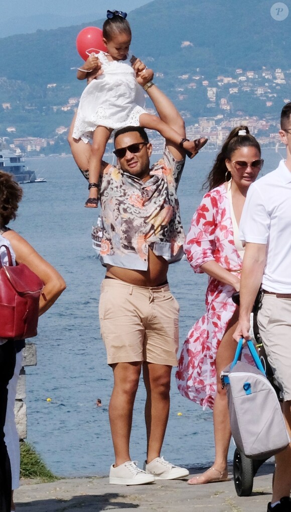 John Legend et Chrissy Teigen en vacances en famille avec leurs enfants à Porto Venere, le 4 juillet 2019. Promenade et dégustation de glaces sont au programme de ce séjour sous le soleil italien. Porto Venere. 4 juillet 2019.