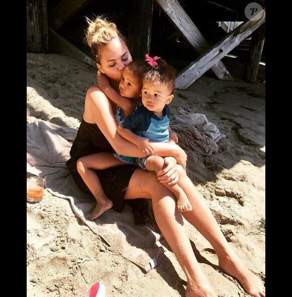 Chrissy Teigen, John Legend et leurs enfants Luna et Miles.