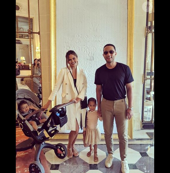 Chrissy Teigen, John Legend et leurs enfants Luna et Miles.