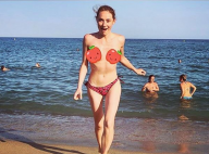 Déborah François seins nus, son chéri la prend en photo