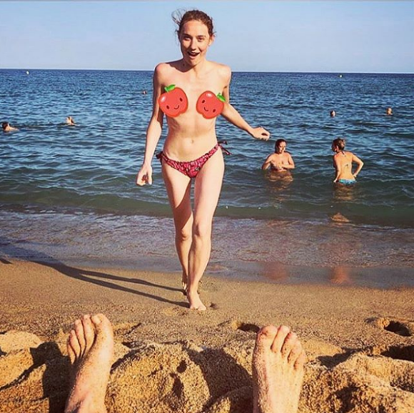 Déborah François topless à la plage. Instagram le 5 août 2019.