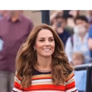 Kate Middleton habillée d'un top Sandro pour la King's Cup, le 8 août 2019.