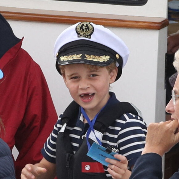 Le prince George et sa soeur Charlotte à la King's Cup avec leurs parents Kate Middleton et le prince William, le 8 août 2019.