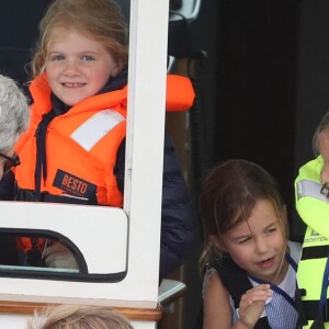 Le prince George et sa soeur Charlotte à la King's Cup avec leurs parents Kate Middleton et le prince William, le 8 août 2019.