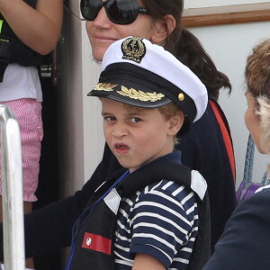 Le prince George et sa soeur Charlotte à la King's Cup avec leurs parents Kate Middleton et le prince William, le 8 août 2019.